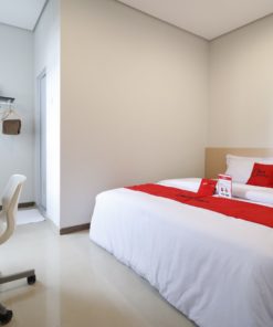 RedDoorz Plus Syariah near Mall Pondok Indah