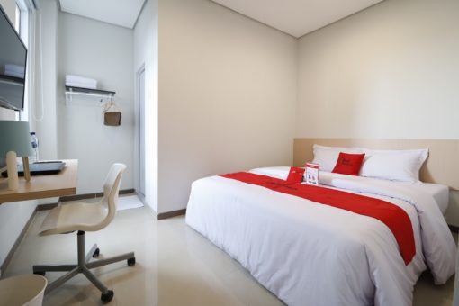 RedDoorz Plus Syariah near Mall Pondok Indah